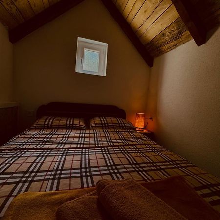 Vikendica,Bungalovi Lipska Pecina ツェティニェ エクステリア 写真