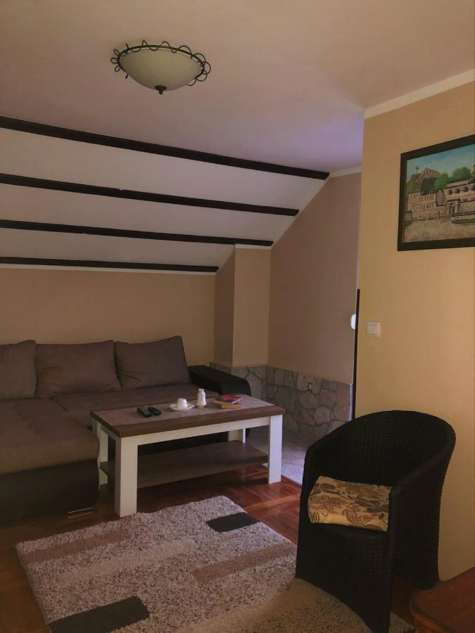 Vikendica,Bungalovi Lipska Pecina ツェティニェ エクステリア 写真