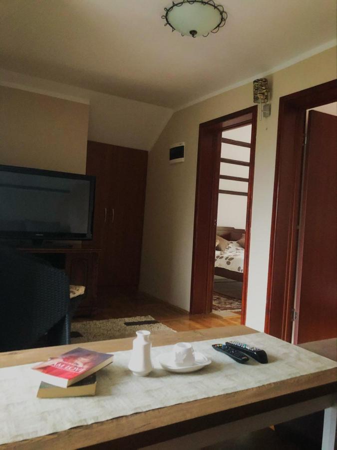 Vikendica,Bungalovi Lipska Pecina ツェティニェ エクステリア 写真