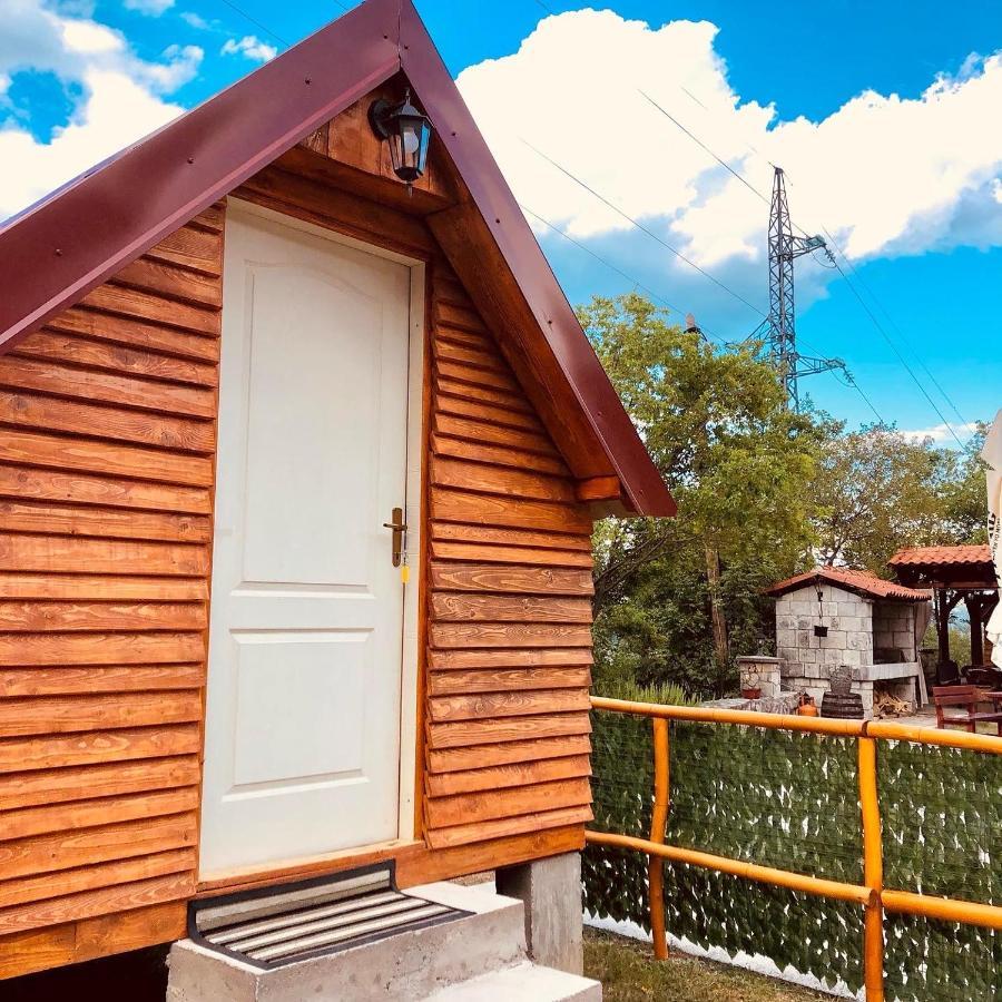 Vikendica,Bungalovi Lipska Pecina ツェティニェ エクステリア 写真