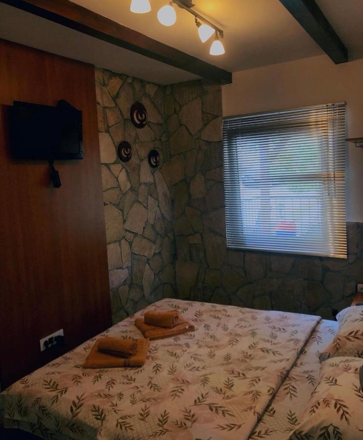 Vikendica,Bungalovi Lipska Pecina ツェティニェ エクステリア 写真
