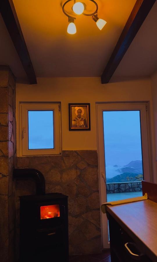 Vikendica,Bungalovi Lipska Pecina ツェティニェ エクステリア 写真