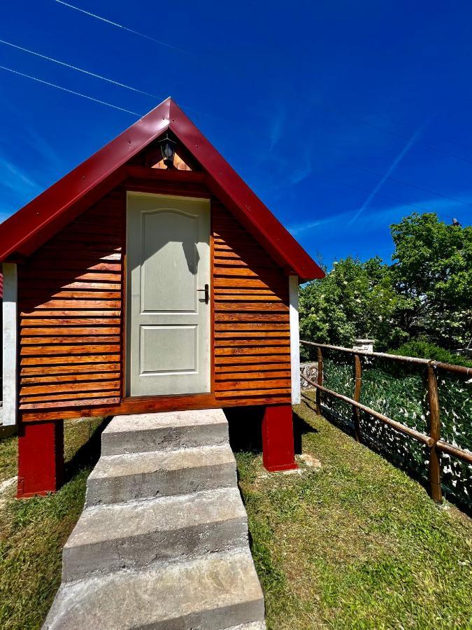 Vikendica,Bungalovi Lipska Pecina ツェティニェ エクステリア 写真