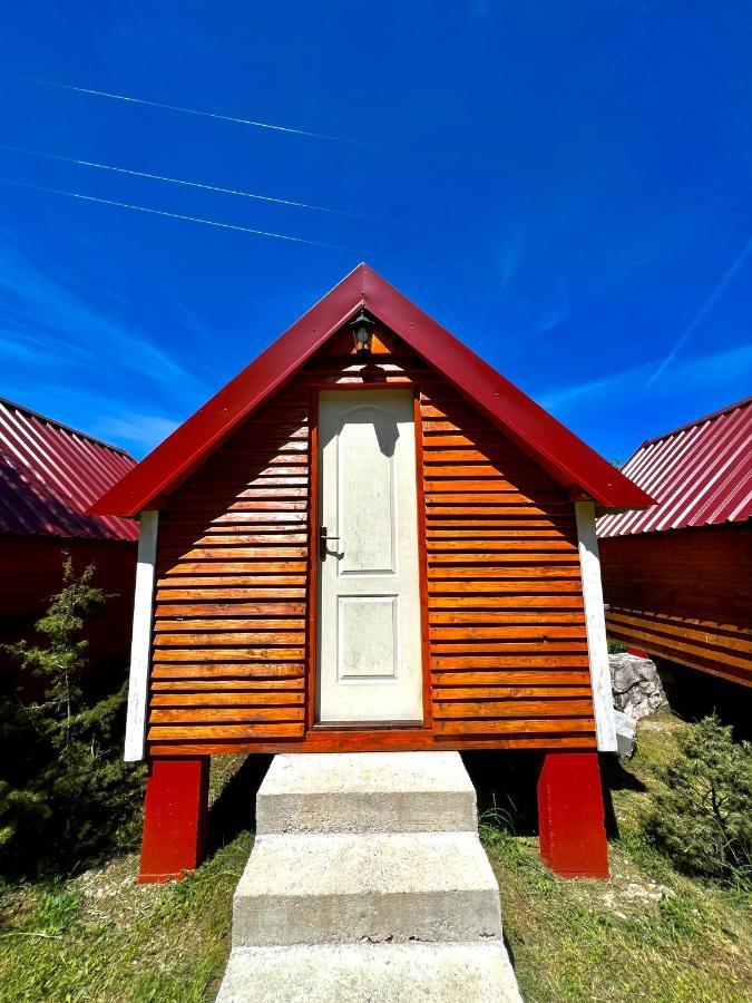 Vikendica,Bungalovi Lipska Pecina ツェティニェ エクステリア 写真