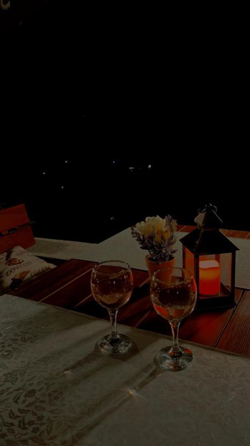 Vikendica,Bungalovi Lipska Pecina ツェティニェ エクステリア 写真