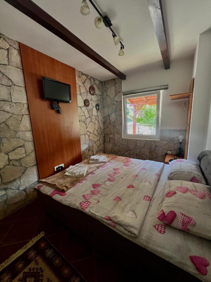Vikendica,Bungalovi Lipska Pecina ツェティニェ エクステリア 写真